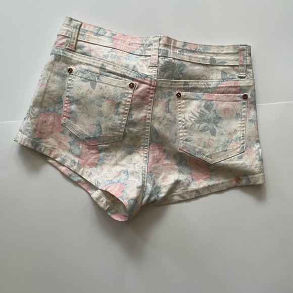 3 for $25 🛍️⭐️ Parisian floral cotton blend shorts - Picture 2 of 2
